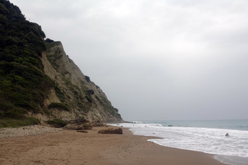 Strand und Steilküste am Kap Asprokavos, Korfu