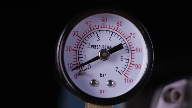 Air compressor manometer close-up slowly increasing the pressure measurement