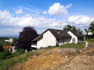 Erschließung von Bauland mit Aussicht auf das Lipperland bei blauem Himmel mit weißen Wolken am Tönsberg in Oerlinghausen bei Bielefeld am Hermannsweg im Teutoburger Wald in Ostwestfalen-Lippe