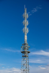 Wieża radiowa na tle niebieskiego nieba. - obrazy, fototapety, plakaty