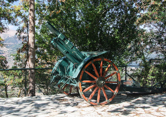 Gun of the times of the first world war on wooden wheels