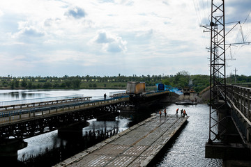 Obraz premium construction of temporary pontoon bridge near collapsed