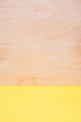 Fondo de madera con textura y color amarillo 