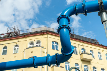 Berliner blaue Wasserrohre die typisch sind und überirdisch angebracht sind. Ein Wahrzeichen...