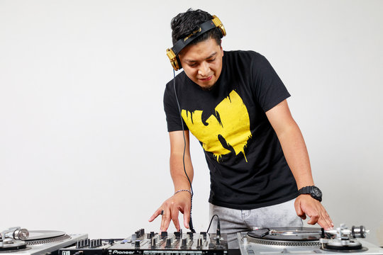 DJ en tornamesas con vinilos