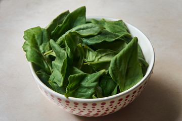 Hojas frescas de espinaca en un tazón