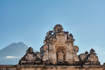 Obraz premium Crest facade of old colonial building