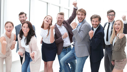 Obraz premium in full growth. a group of happy young business people