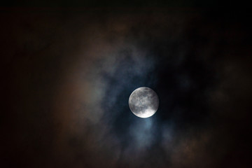 Vollmond-Nacht bewölkt