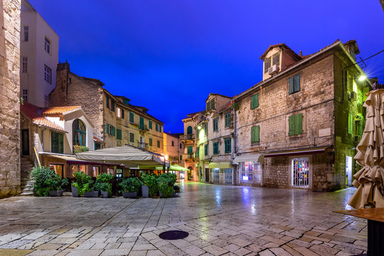Fototapeta Empty Night Fruit square in the Diocletian Palace section of Medieval Old town of Split, Croatia