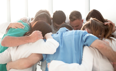 Obraz premium close up. group of happy doctors showing their unity.