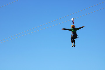 Fototapeta na wymiar Mujer saltando zip line 