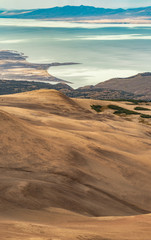 Fototapeta na wymiar vista elevada de la costa de un lago por el sendero, loma del pliegue tumbado, El Chalten, Argentina 