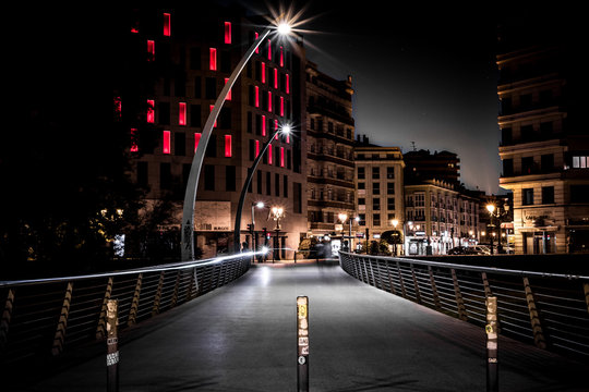 Calles de la ciudad de burgos a la noche iluminadas.