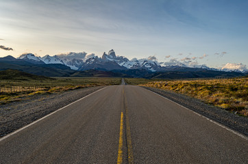 vista a la mitad de la ruta con un fondo a las grandes montañas. El Chalten, Santa Cruz, Argentina 