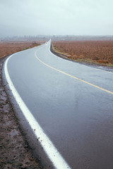 Carretera y niebla en el valle.