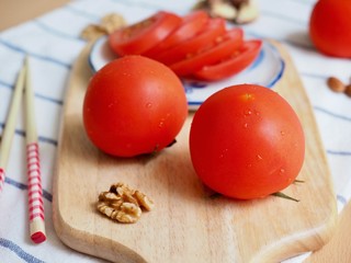 신선한 유기농 토마토와 호두 
