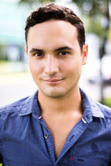 Retrato joven mexicano elegante casual en azul dia de verano