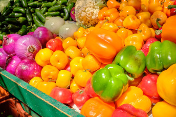 Puesto de frutas en mercado local