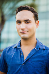 Retrato joven mexicano elegante casual en azul dia de verano