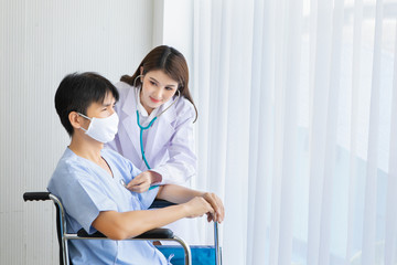 Obraz premium Doctor woman is taking care of sick patient young man with in hospital