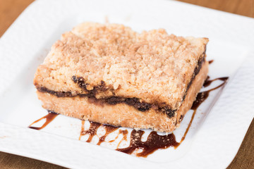 rica tortita de  chocolate en un plato blanco 
