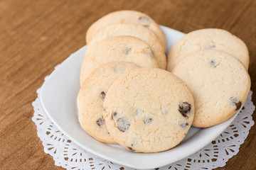 galletita con chispas de chocolate en un plato blanco  