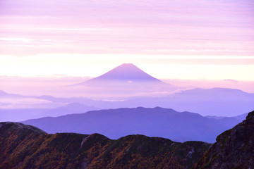 日本で2番目に高い南アルプス北岳から望む霊峰富士山。