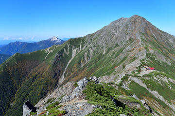 南アルプス北岳。日本で2番目に高い3193ｍ。北岳山荘も見える。