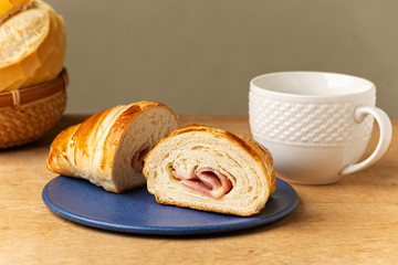 DELICIOUS HAM AND CHEESE CROISSANT