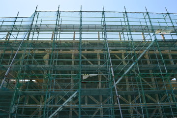 建設工事現場の足場
