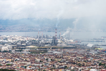 Obraz premium Turkey - May 27, 2020 :Tupras Izmit petroleum refinery. Tupras is Turkey's largest oil refinery.