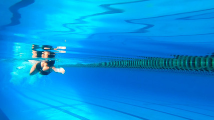 Obraz premium Women swim in a freestyle swimming style that is standard swimming.