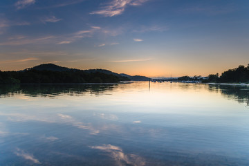 Obraz premium Soft and Light High Cloud Sunrise with Reflections over the Bay