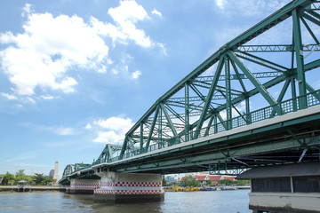 Obraz premium Buddhist bridge in Bangkok cross Chao phraya river.