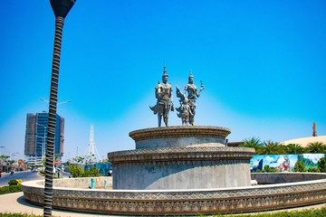 Fototapeta premium A beautiful view of Royal statues at Phnom Penh, Cambodia.
