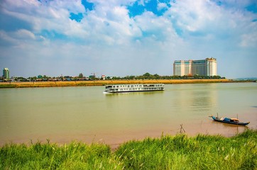 Naklejka premium A beautiful view of boat in Mekong river at Phnom Penh, Cambodia.