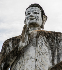 Obraz premium Buddha statue of the temple of Wat Ek Phnom near the city of Battambang in Cambodia