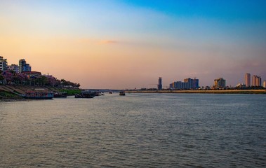 Obraz premium A beautiful view of Mekong Riverside at Phnom Penh, Cambodia.