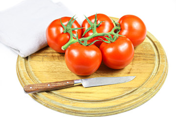 tomates en grappe sur une planche à découper