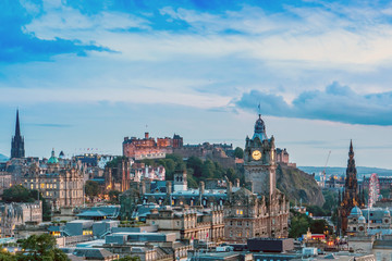 Obraz premium Edinburgh Scotland Skyline at twilight ,viewed from Calton Hill