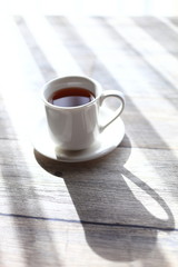 モーニングコーヒー　カーテン越しの陽射し