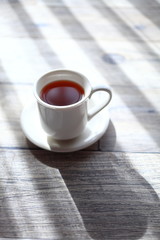 モーニングコーヒー　カーテン越しの陽射し