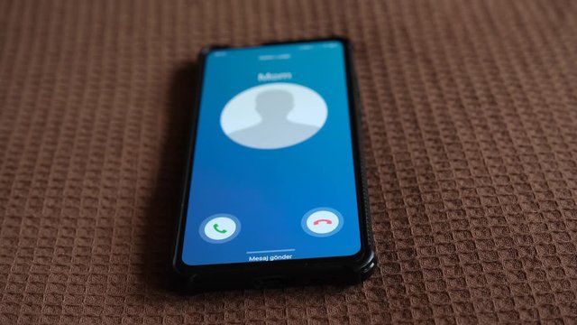 A call is coming to the smartphone. My mom is calling.