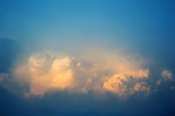 Obraz premium orange sunlighht in cloud with blue sky background