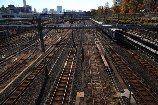 複数の電車が行き交う上野の線路