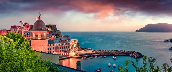 Fotobehang Winderige avondscène van de stad Vernazza. Fantastische zonsondergang op Ligurië, Cinque Terre, Italië, Europa. Prachtig zeegezicht van de Middellandse Zee. Reizende concept achtergrond. © Andrew Mayovskyy