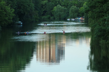 Menschen Kanu auf dem Fluss mit dem Kanu