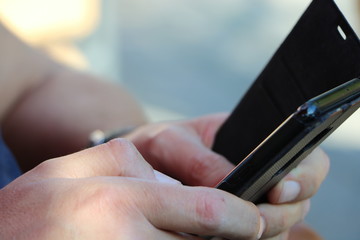 Telefon in der Hand des Mannes