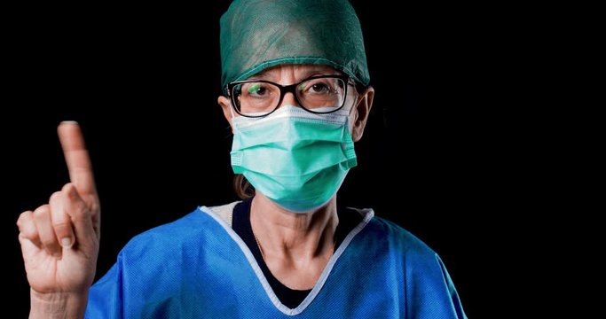 Medico donna che dice di no con il dito, sfondo nero